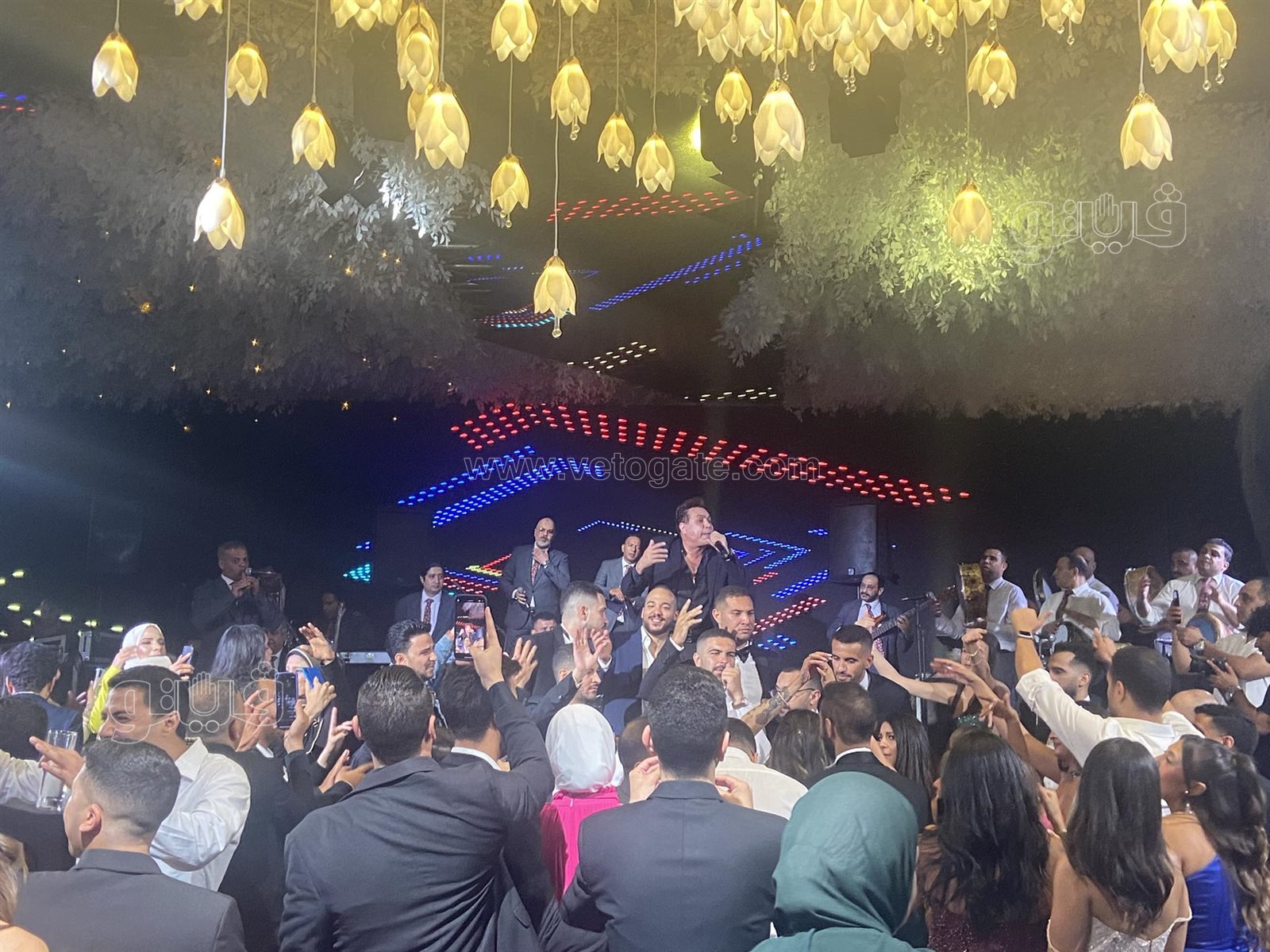 حكيم يختتم آخر فقرات حفل زفاف ابنة خالد صلاح بـالسلام عليكم (8)