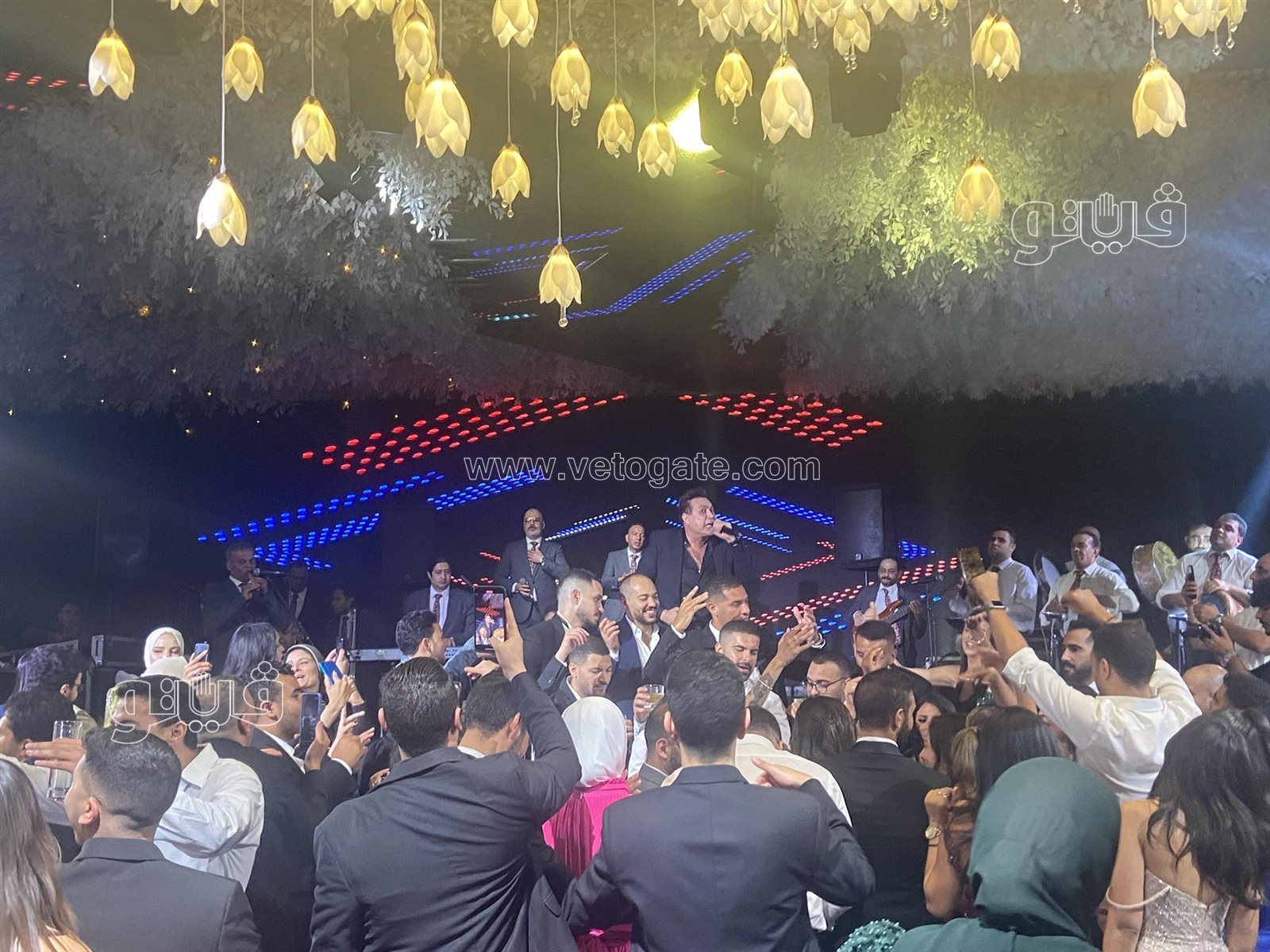 حكيم يختتم آخر فقرات حفل زفاف ابنة خالد صلاح بـالسلام عليكم (10)