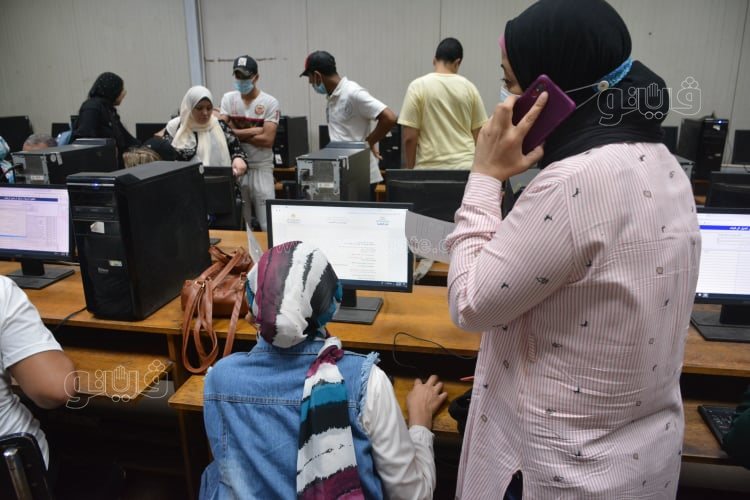 إقبال كثيف على مكاتب جامعة القاهرة في اليوم الثاني للمرحلة الثالثة للتنسيق (14)