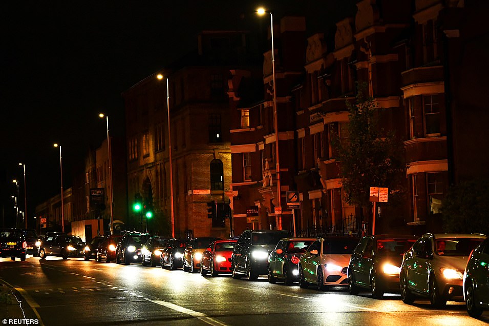 48428665-10034233-Vehicles_queue_to_refill_at_a_Texaco_fuel_station_in_south_Londo-a-67_163276899021