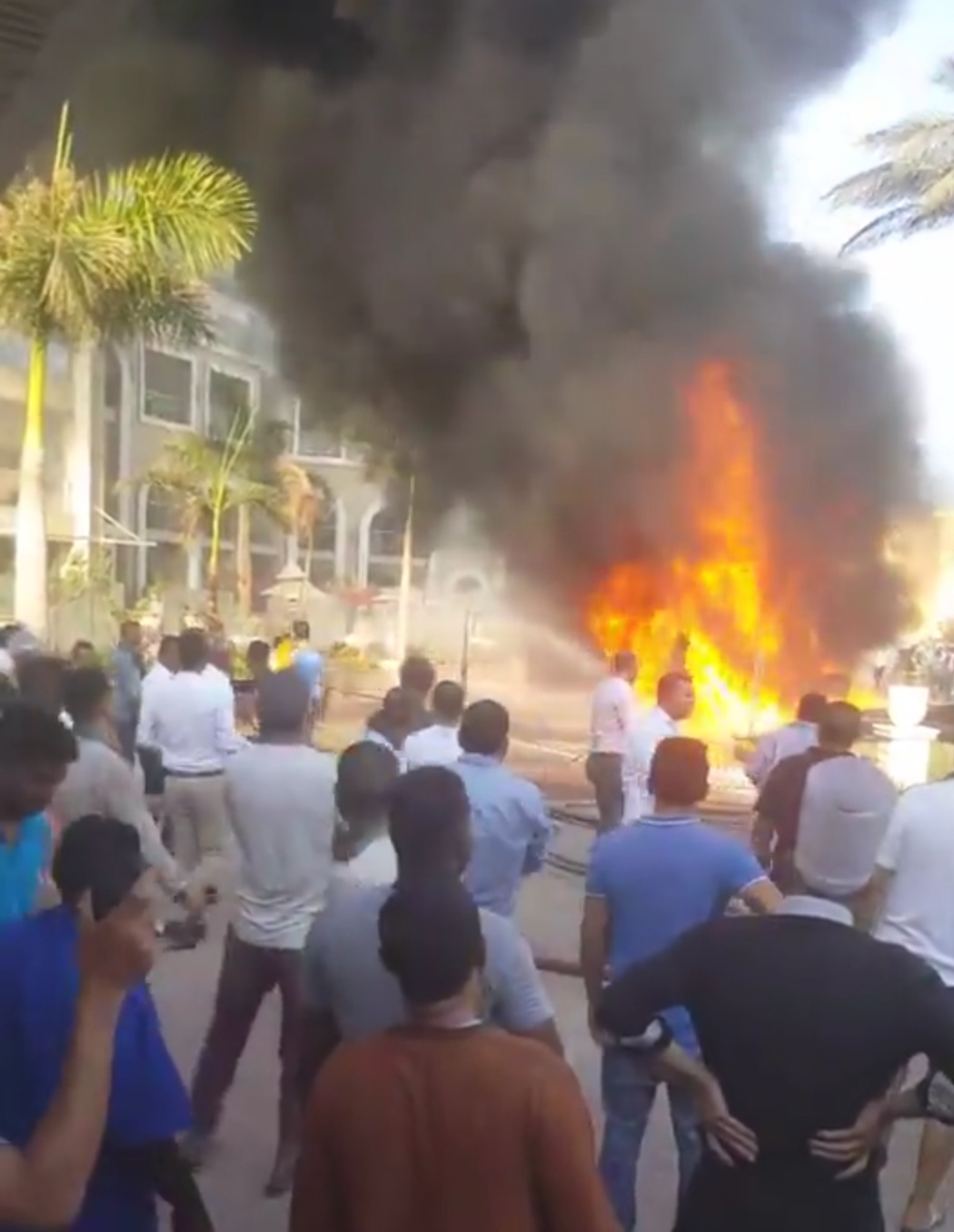 حريق يلتهم سيارة مواد بترولية في سهل حشيش بمدينة الغردقة (صور) 3