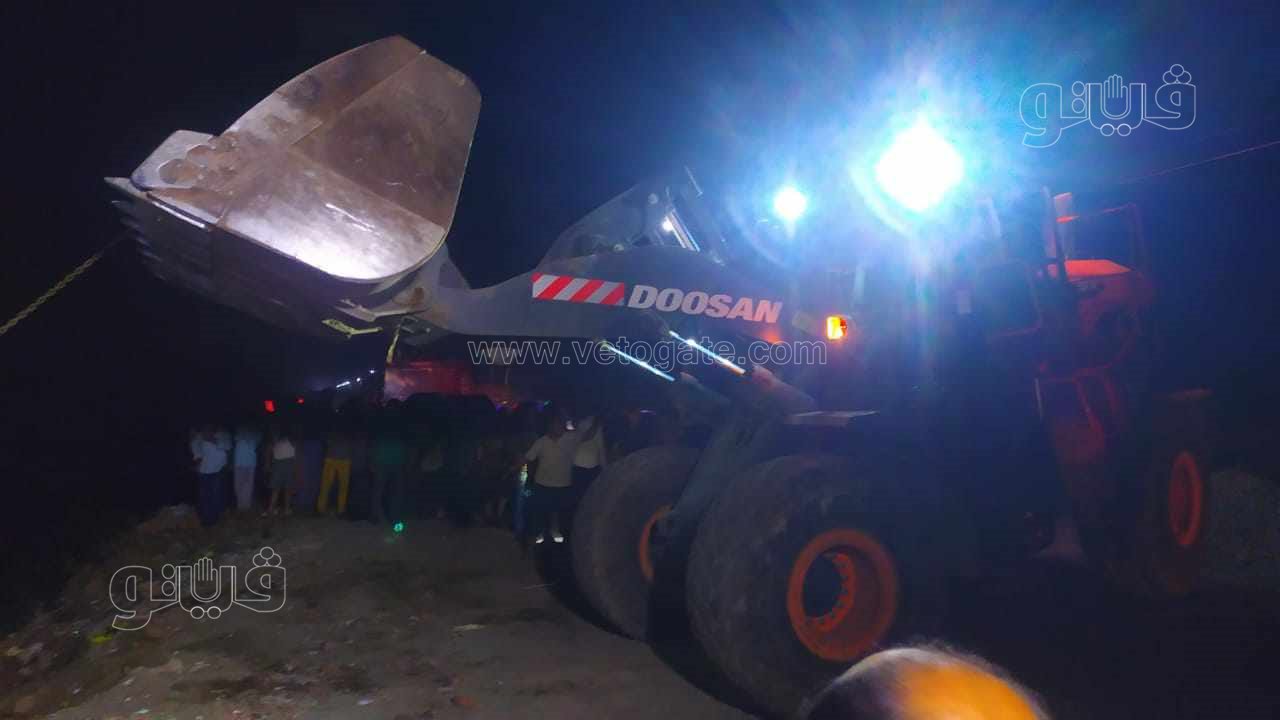 انقلاب أتوبيس داخل مصرف في كفر الزيات (2)