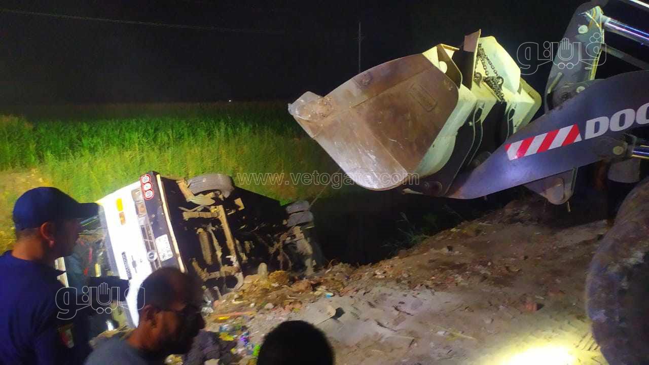 انقلاب أتوبيس داخل مصرف في كفر الزيات (4)