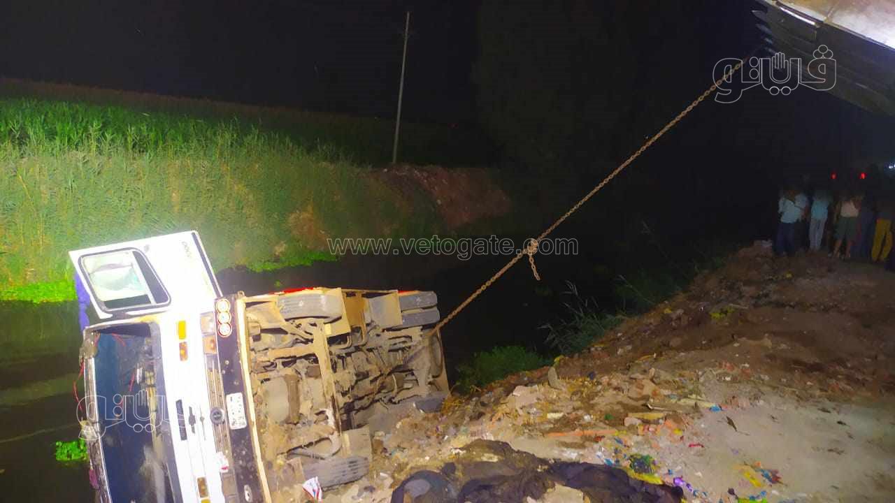 انقلاب أتوبيس داخل مصرف في كفر الزيات (5)