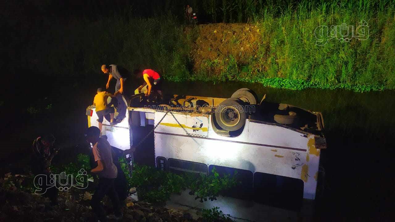 انقلاب أتوبيس داخل مصرف في كفر الزيات (6)