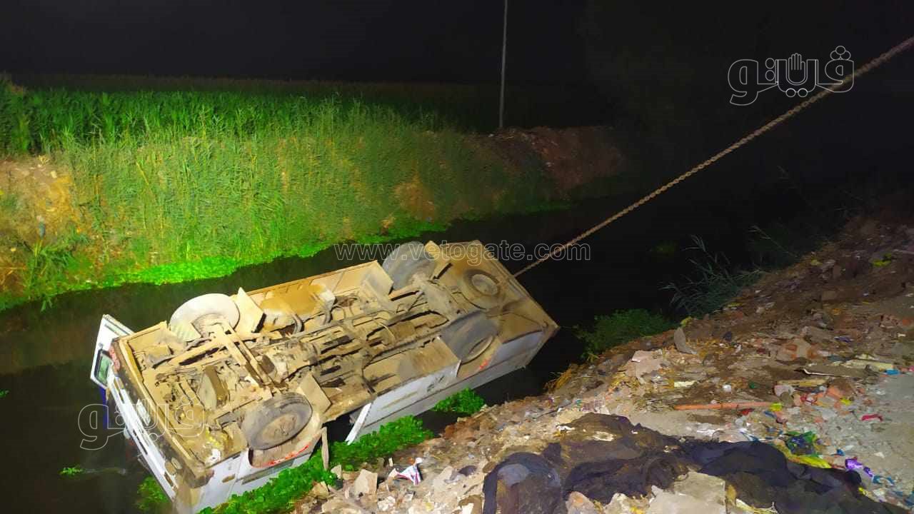 انقلاب أتوبيس داخل مصرف في كفر الزيات (7)