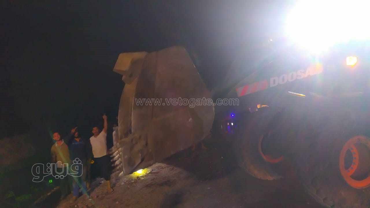 انقلاب أتوبيس داخل مصرف في كفر الزيات (10)