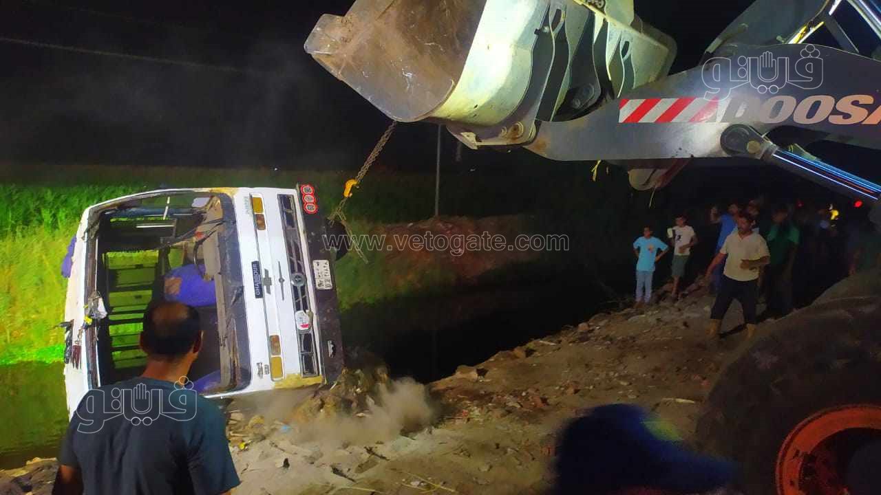 انقلاب أتوبيس داخل مصرف في كفر الزيات (11)