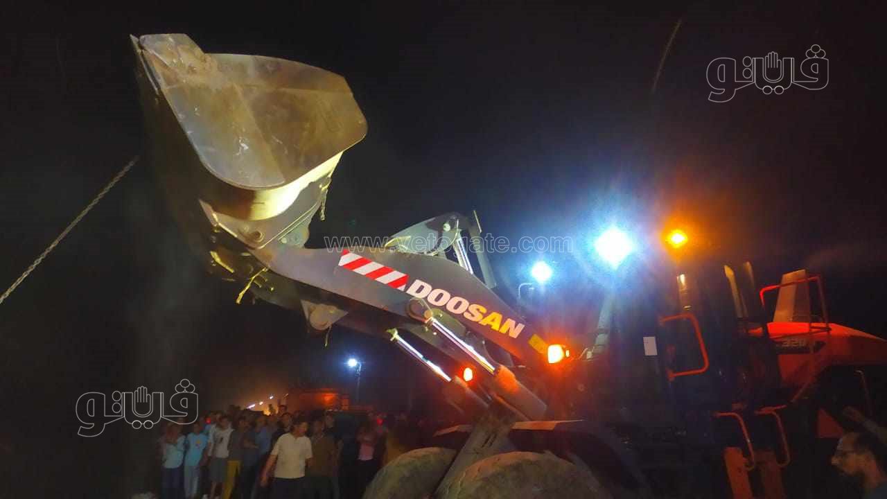 انقلاب أتوبيس داخل مصرف في كفر الزيات (16)