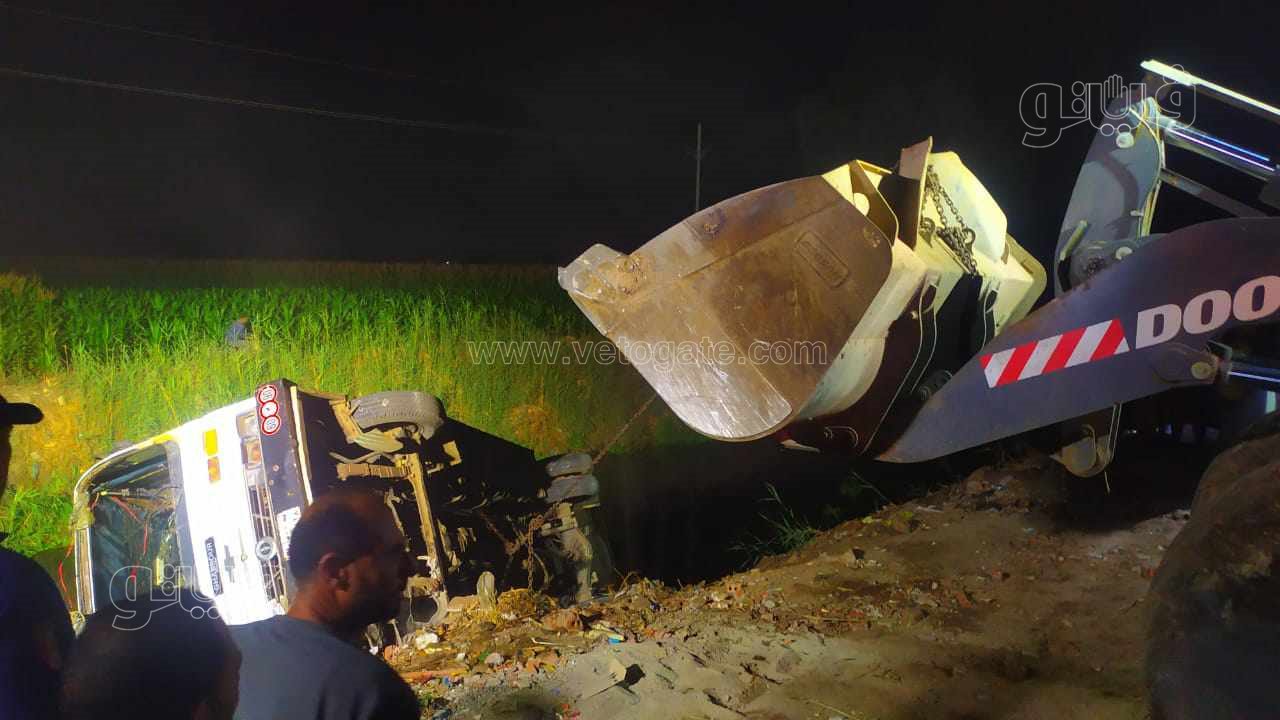 انقلاب أتوبيس داخل مصرف في كفر الزيات (17)