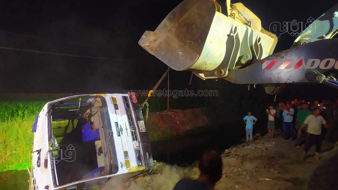 انقلاب أتوبيس داخل مصرف في كفر الزيات (18)