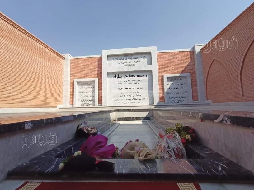  جمال وعلاء مبارك يزوران قبر والدهما لإحياء ذكرى نصر أكتوبر (3)