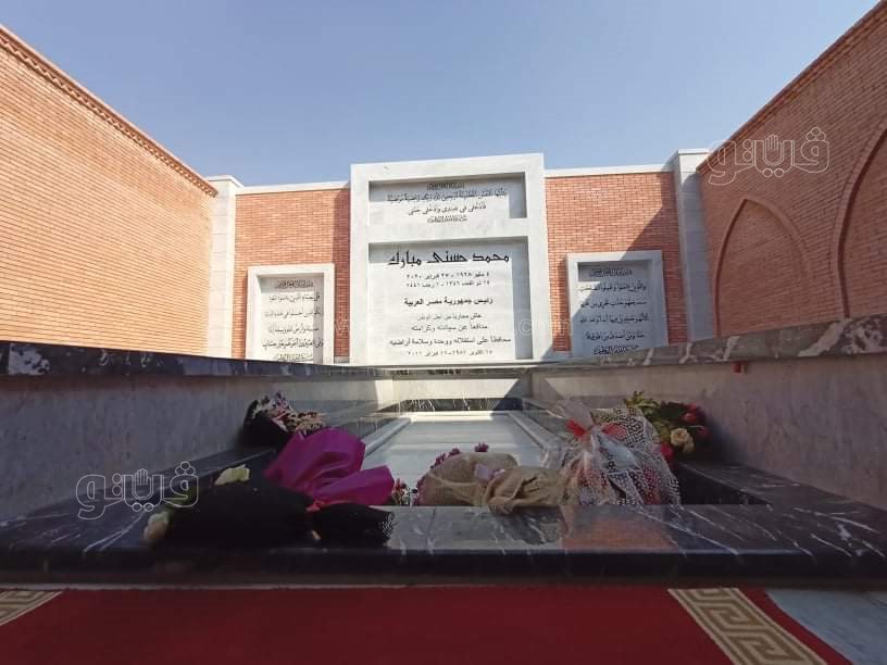  جمال وعلاء مبارك يزوران قبر والدهما لإحياء ذكرى نصر أكتوبر (5)