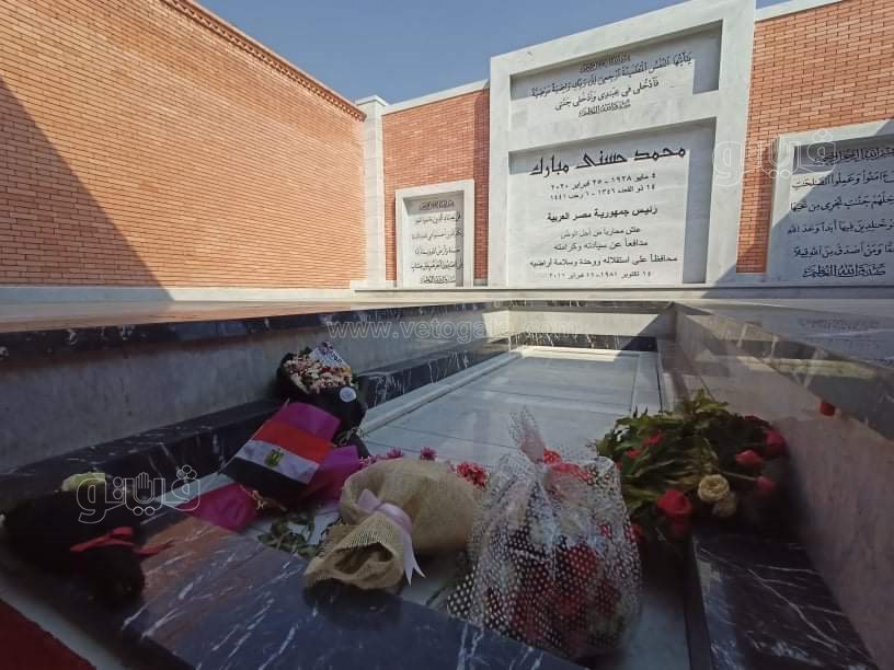  جمال وعلاء مبارك يزوران قبر والدهما لإحياء ذكرى نصر أكتوبر (1)