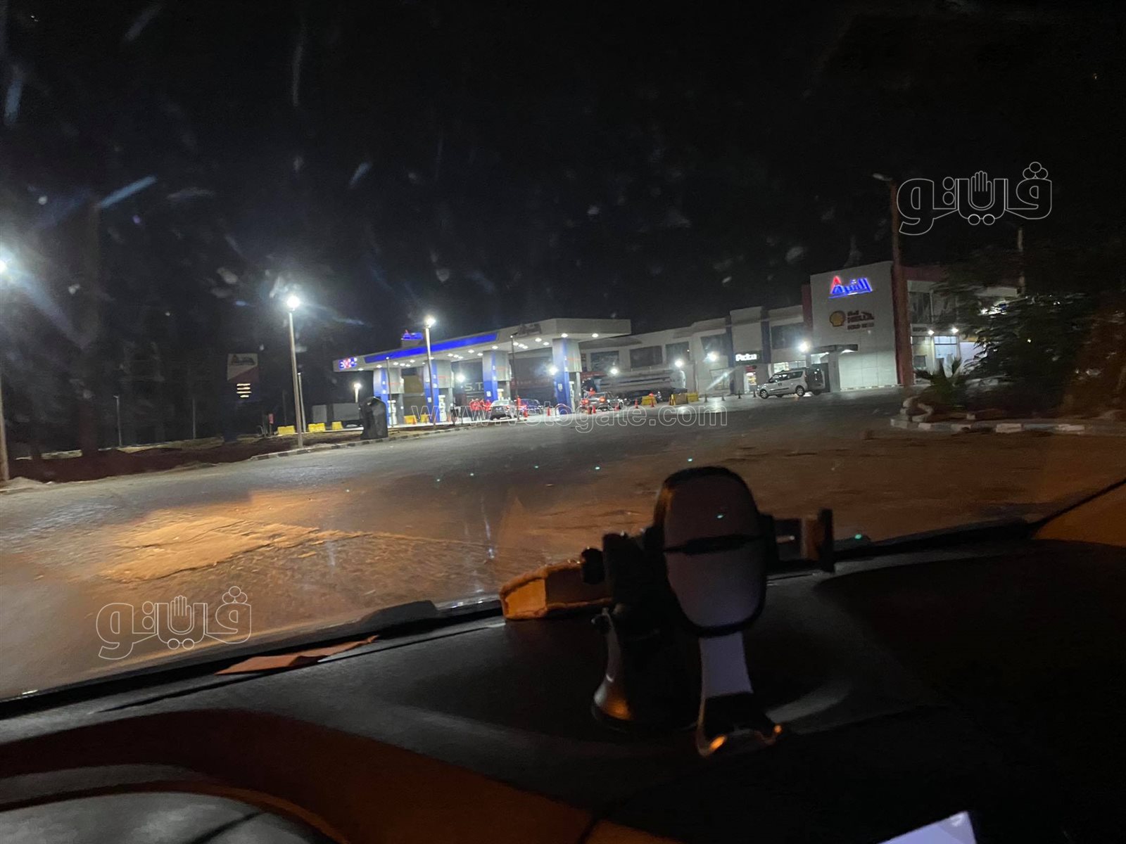 هدوء حذر بمحطات الوقود (12)