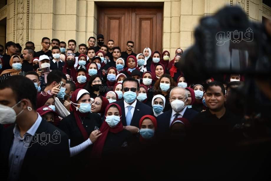 طلاب جامعة القاهرة يلتقطون الصور التذكارية مع وزير التعليم العالي (7)