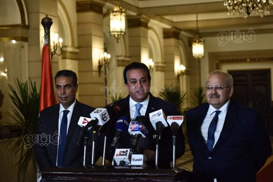 طلاب جامعة القاهرة يلتقطون الصور التذكارية مع وزير التعليم العالي (8)