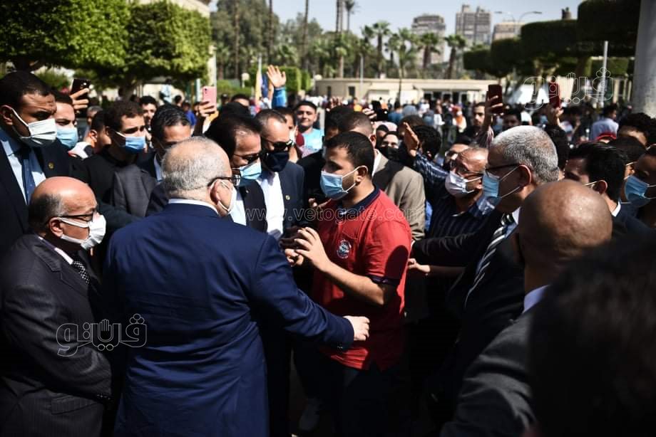 طلاب جامعة القاهرة يلتقطون الصور التذكارية مع وزير التعليم العالي (10)