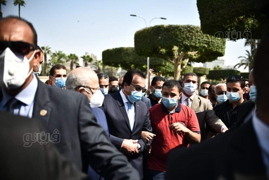 طلاب جامعة القاهرة يلتقطون الصور التذكارية مع وزير التعليم العالي (13)