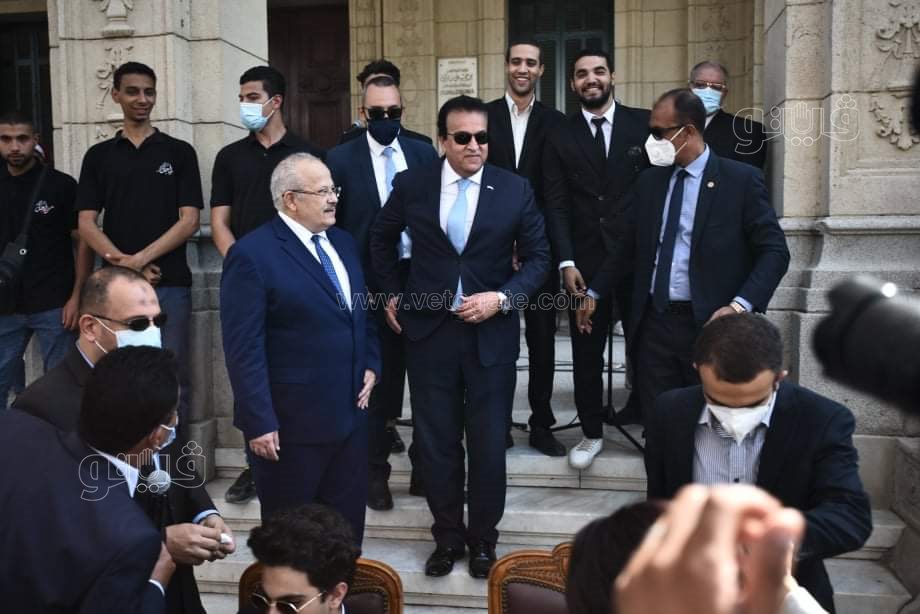 طلاب جامعة القاهرة يلتقطون الصور التذكارية مع وزير التعليم العالي (15)