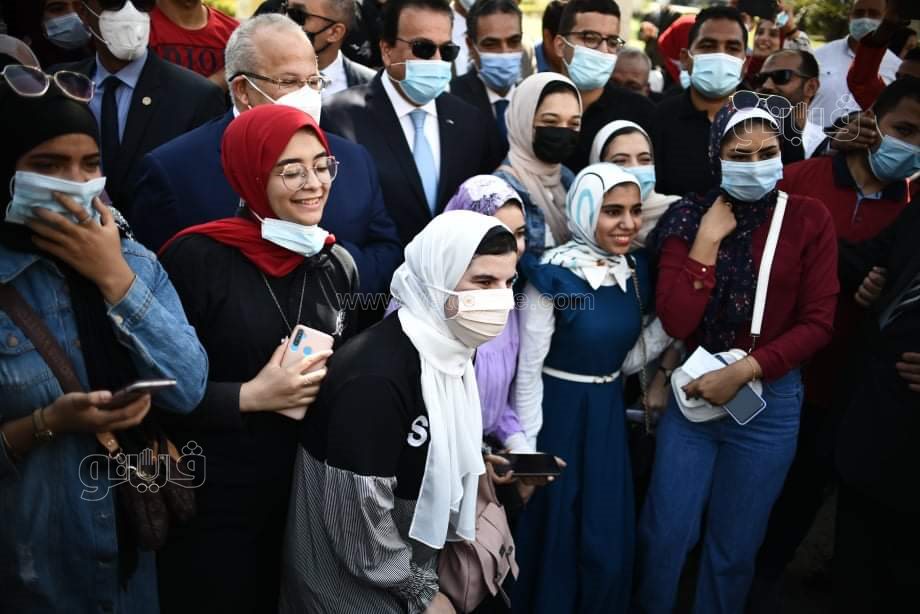 طلاب جامعة القاهرة يلتقطون الصور التذكارية مع وزير التعليم العالي (16)
