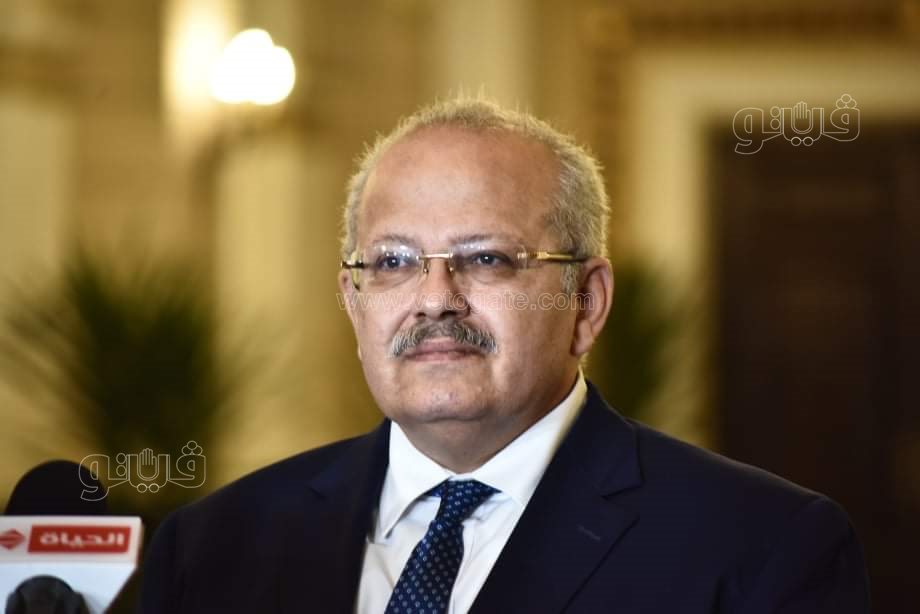 طلاب جامعة القاهرة يلتقطون الصور التذكارية مع وزير التعليم العالي (17)