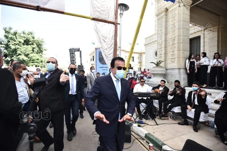 طلاب جامعة القاهرة يلتقطون الصور التذكارية مع وزير التعليم العالي (22)