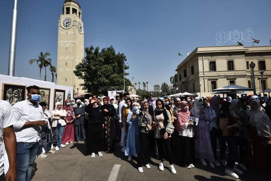 طلاب جامعة القاهرة يلتقطون الصور التذكارية مع وزير التعليم العالي (23)