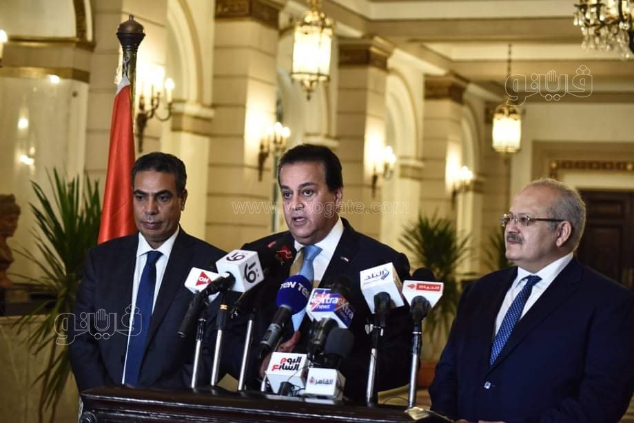 طلاب جامعة القاهرة يلتقطون الصور التذكارية مع وزير التعليم العالي (24)