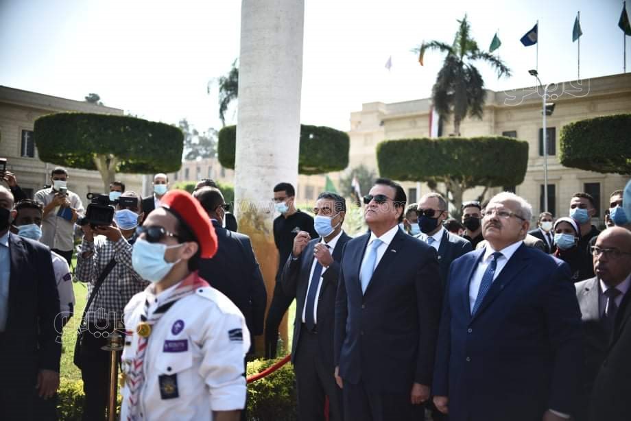 طلاب جامعة القاهرة يلتقطون الصور التذكارية مع وزير التعليم العالي (26)