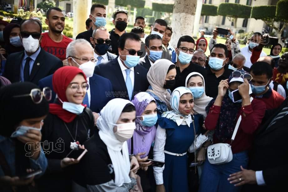 طلاب جامعة القاهرة يلتقطون الصور التذكارية مع وزير التعليم العالي (27)