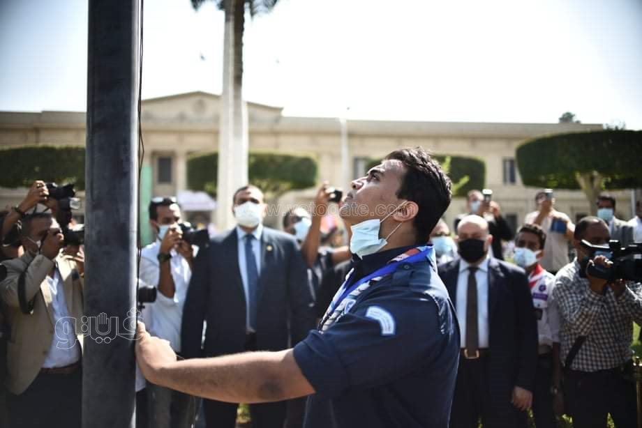 طلاب جامعة القاهرة يلتقطون الصور التذكارية مع وزير التعليم العالي (28)