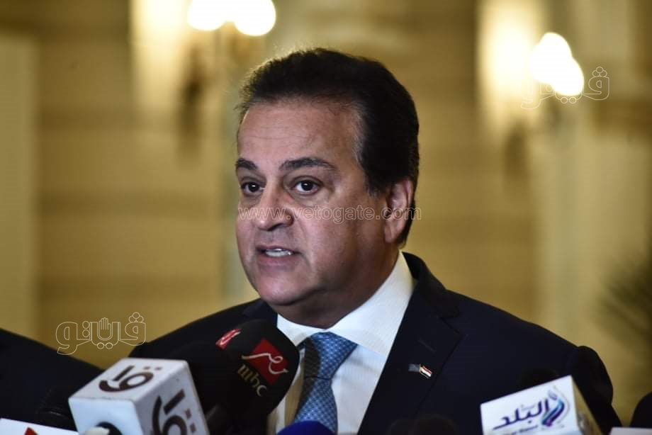 طلاب جامعة القاهرة يلتقطون الصور التذكارية مع وزير التعليم العالي (30)