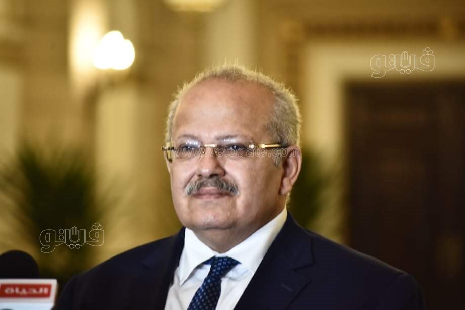 طلاب جامعة القاهرة يلتقطون الصور التذكارية مع وزير التعليم العالي (31)