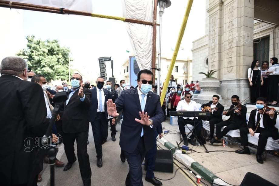 طلاب جامعة القاهرة يلتقطون الصور التذكارية مع وزير التعليم العالي (35)
