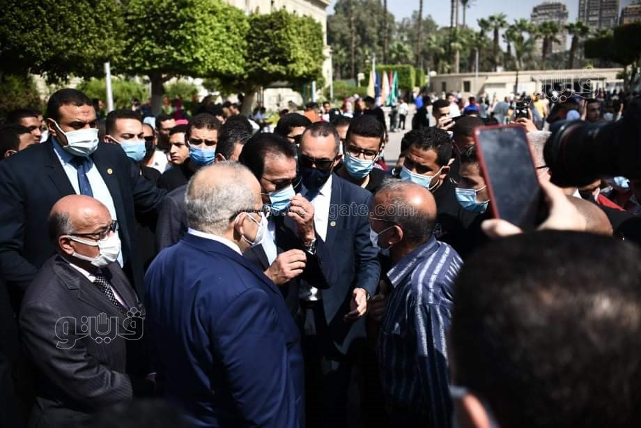طلاب جامعة القاهرة يلتقطون الصور التذكارية مع وزير التعليم العالي (36)