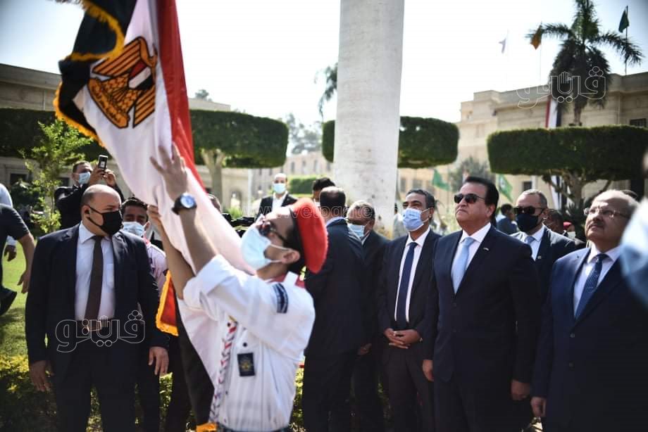 طلاب جامعة القاهرة يلتقطون الصور التذكارية مع وزير التعليم العالي (2)