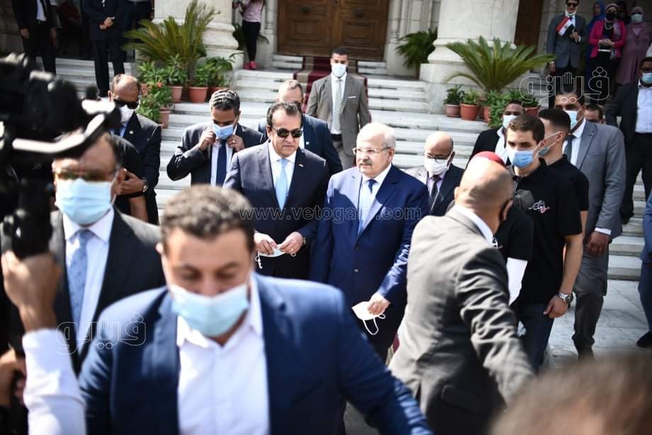طلاب جامعة القاهرة يلتقطون الصور التذكارية مع وزير التعليم العالي (4)