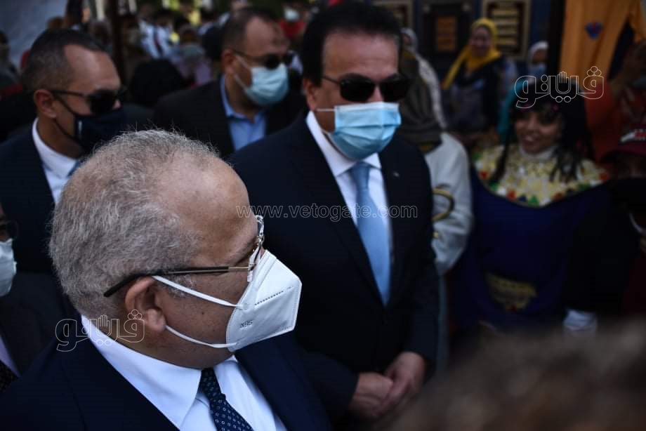 طلاب جامعة القاهرة يلتقطون الصور التذكارية مع وزير التعليم العالي (5)