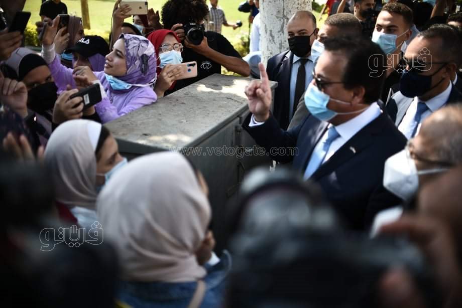 وزير التعليم العالي يطالب طلاب جامعة القاهرة بإظهار شهادة تلقى لقاح كورونا  (6)