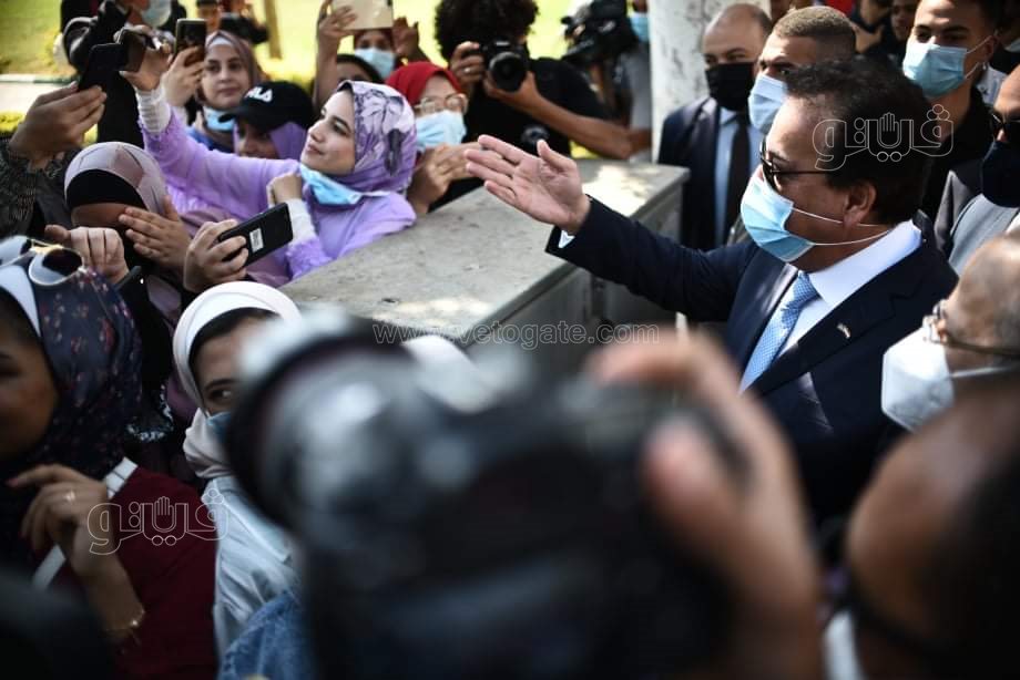 وزير التعليم العالي يطالب طلاب جامعة القاهرة بإظهار شهادة تلقى لقاح كورونا  (7)