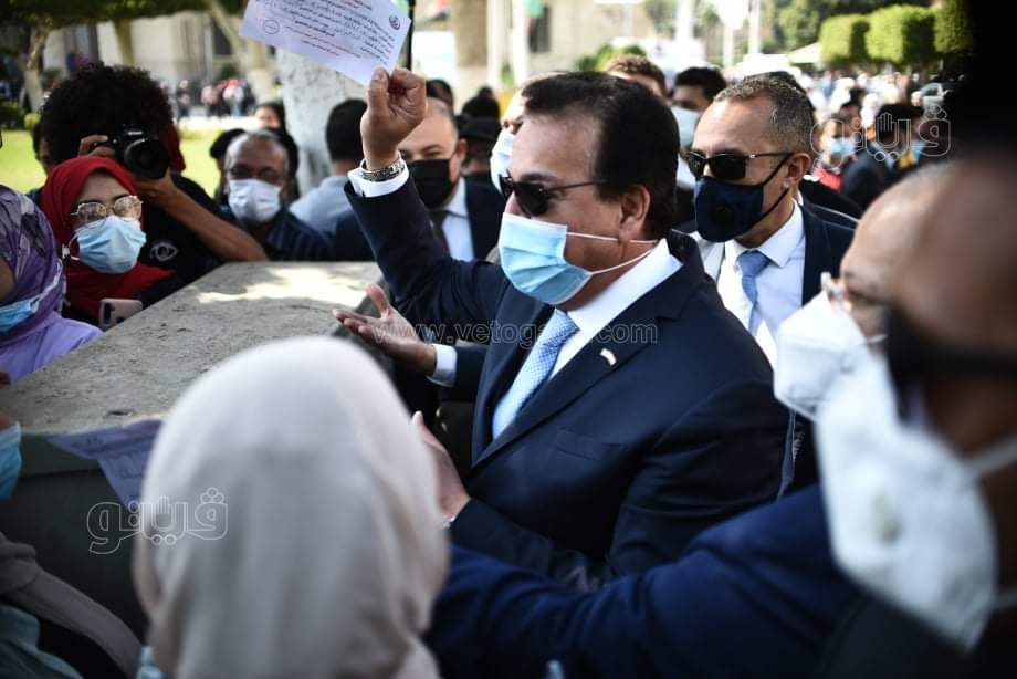 وزير التعليم العالي يطالب طلاب جامعة القاهرة بإظهار شهادة تلقى لقاح كورونا  (1)
