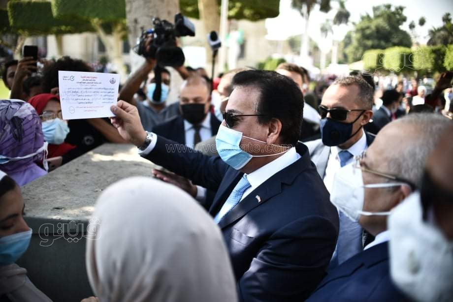 وزير التعليم العالي يطالب طلاب جامعة القاهرة بإظهار شهادة تلقى لقاح كورونا  (2)