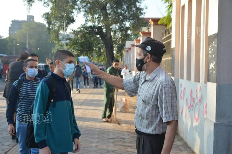 مدرسة السعيدية تستقبل الطلاب بالكحول وقياس درجات الحرارة (1)