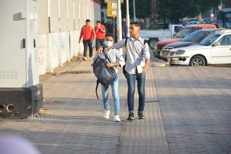 مدرسة السعيدية تستقبل الطلاب بالكحول وقياس درجات الحرارة (2)