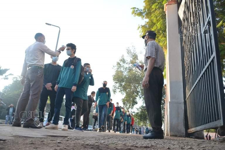 مدرسة السعيدية تستقبل الطلاب بالكحول وقياس درجات الحرارة (14)