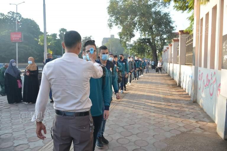 مدرسة السعيدية تستقبل الطلاب بالكحول وقياس درجات الحرارة (17)