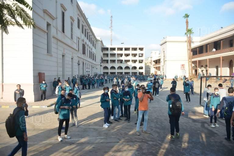 مدرسة السعيدية تستقبل الطلاب بالكحول وقياس درجات الحرارة (20)
