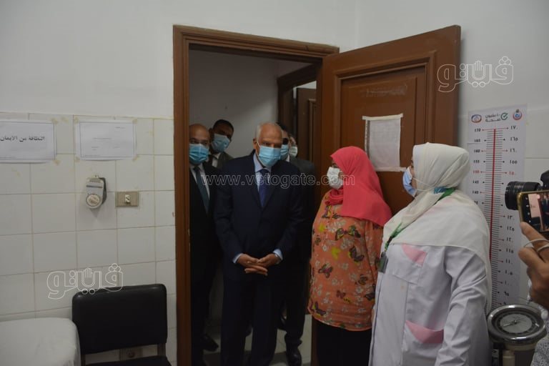 محافظ الجيزة يتفقد العيادات الطبية في مدرسة السعيدية بأول أيام الدراسة (1)