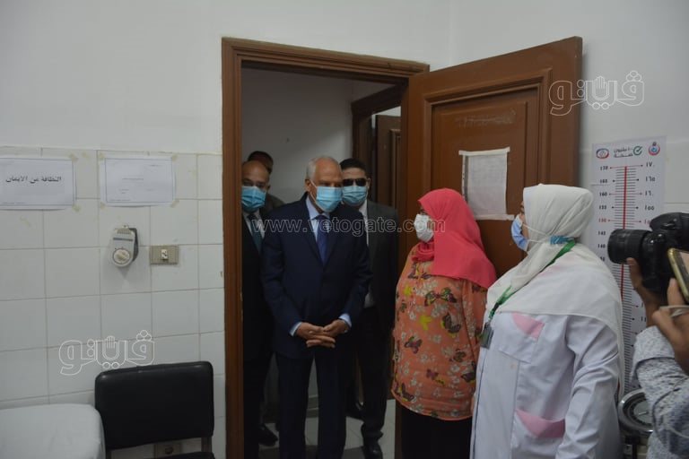 محافظ الجيزة يتفقد العيادات الطبية في مدرسة السعيدية بأول أيام الدراسة (2)